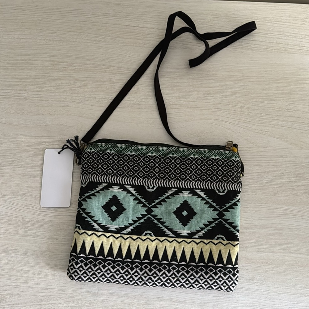 Chloe & Lex Patterned Crossbody Bag NWT - Picture 2 of 4